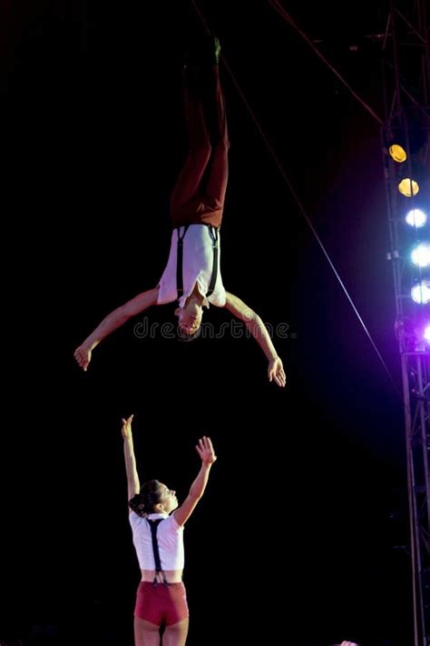 Acrobatas De Salto No Circo Fotografia Editorial Imagem De Acrobata