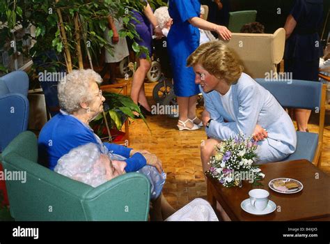 Princess Diana Princess Of Wales April 1989 Talking To Oap Pensioner