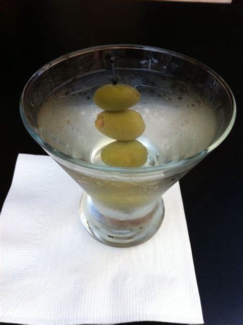 Prueba esta característica versión oriental de nuestro clásico g&t, de nombre y naturaleza exóticos. Bombay Sapphire martini with three olives... divine ...