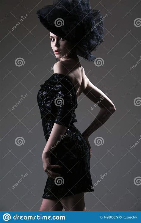 Ritratto Di Modo Di Giovane Signora Sexy Con Il Bello Vestito Black Hat