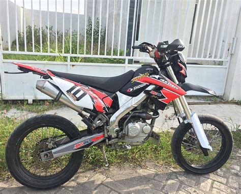 40 gambar modifikasi kawasaki klx 150 keren terbaru konsep dari modifikasi kawasaki klx 150 adalah modifikasi supermoto yang saat ini sudah banyak contoh terbaru dari hasil modifikasi yang telah mengusung konsep modernkawasaki ini sendiri adalah merk motor yang di produksi dari perusahaan. 80 Foto Modifikasi Motor Trail Kawasaki KLX 150 Supermoto