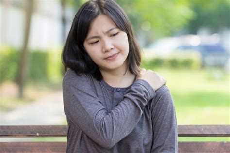 Collarbone Pain Causes Symptoms And Home Treatment
