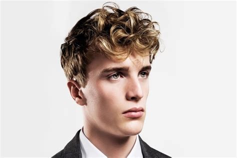 Look at these wavy hairstyles for men that include everything from dapper to edgy, business to carefree & many others to pick the one that most fits 1. 5 Men's Hairstyles For Guys With Wavy Hair | Man of Many
