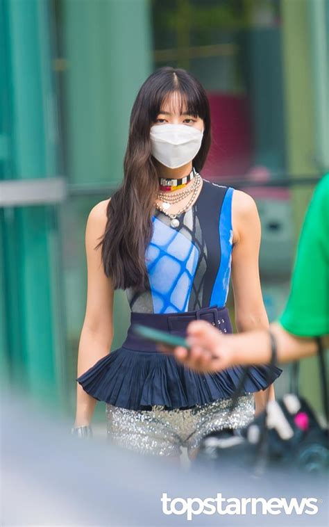 리아 유나 채령 류진 예지 다들 이쁘고 금수저 부럽다 ㅠ. 포토 있지(ITZY) 유나, '개미허리 강조한 패션' (두시탈출 ...