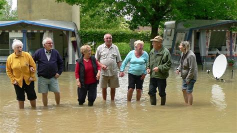 Caussade Au Camping Les Vacanciers Ont Les Pieds Dans L Eau