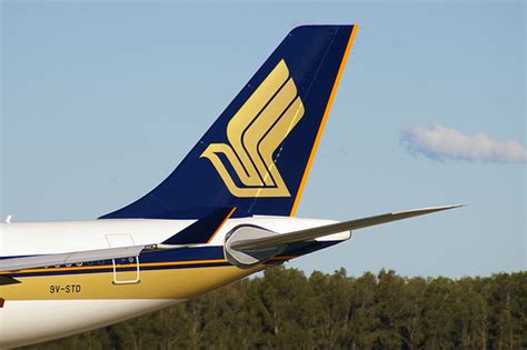The original singapore airlines logo showcased a stylized bird. Lufthansa og Singapore Airlines styrker samarbejde - CHECK ...
