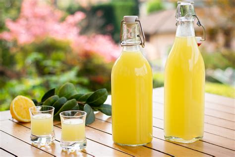 Il limoncello è un liquore dopo pasto, utilissimo anche per. Limoncello fatto in casa | LuCake