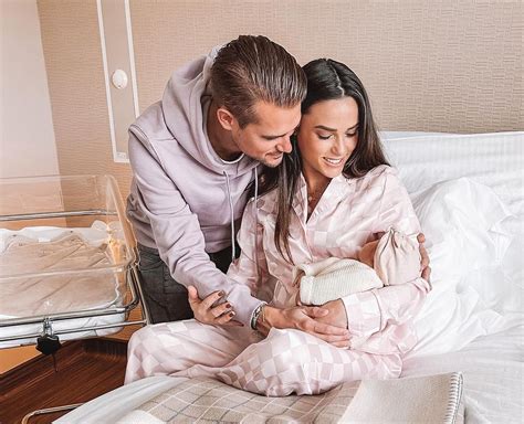 France: Capucine Anav dévoile les premières photos de son bébé - L