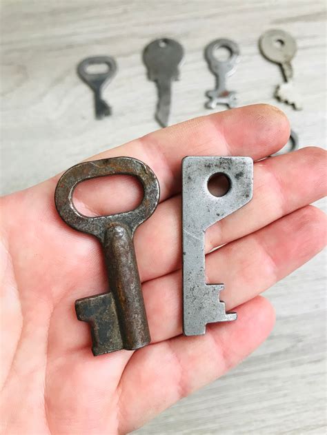 Lot 8 Vintage Metal Keys Eight Old Rusty Keys Embellishment Etsy