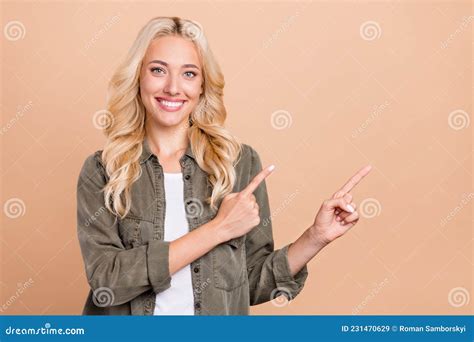 Photo Portrait Woman Blonde Hair Showing Copyspace Fingers Smiling