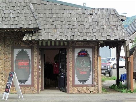 Also tell people who like to role play, for original characters ((such as teachers)) don't need to know anything about t. Actual movie prop Aaahh!! - Bild von Twilight Tours in ...