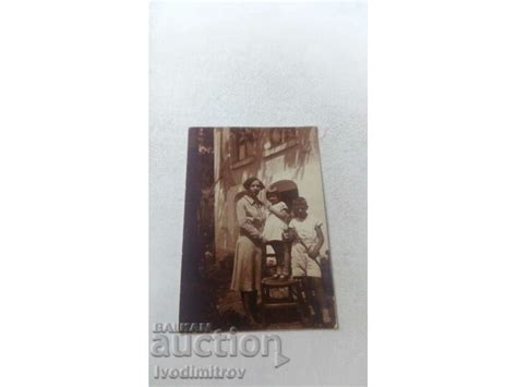 Снимка Жена момче и момиче в двора на къщата си Стари снимки Изделия от хартия balkanauction