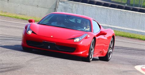 Salta a bordo di una mitica ferrari: Guidare una Ferrari in pista Viterbo - regali 24
