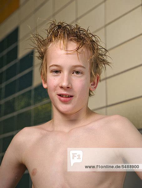 Portraitjunge Person10 13 Jahre10 Bis 13 Jahreschwimmerim Schwimmbad