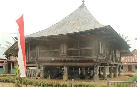 Rumah nuwo sesat disebut juga balai agung. 5 Jenis Rumah Adat Lampung (yang Punya Nilai Warisan Budaya)
