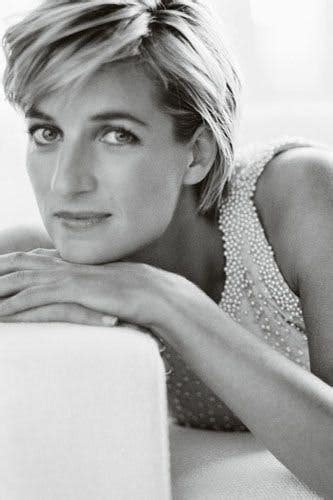 In occasione del tredicesimo anniversario della morte della principessa diana spencer,ho voluto dedicarle un video.a lei che era una persona cosi buona. Princess Diana: A Life in Pictures