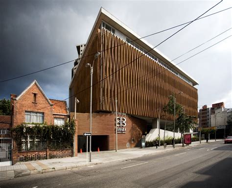 Trabajamos por y para los empresarios y empresarias de bogotá región. Edificio Cámara de Comercio Sede Chapinero / Daniel ...
