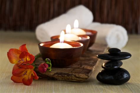 Candles Massage Stones And Flower In Zen Spa Stockfoto En Meer Beelden
