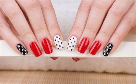 Nosotras te recomendamos pintar una línea gruesa de esmalte de glitter en una esponja pequeña y, antes de que seque, adherir el brillo a la uña mediante suaves golcepitos. Como remover unhas de gel em casa sem estragar suas unhas ...