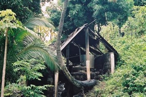Comoros) في المحيط الهندي، بين شواطئ تنزانيا، وموزمبيق، ومدغشقر، وهيَ عبارة عن أرخبيل يتكوّن من أربع جزر قبالة ساحل شرق. جانب من جزر القمر - صور مركزي