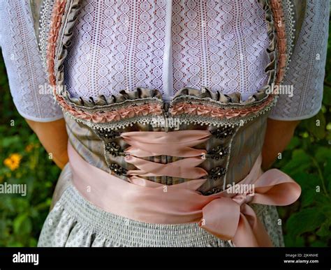 Eine Frau In Einem Schönen Traditionellen Bayerischen Dirndl Kleid Oder Tracht Auf Dem