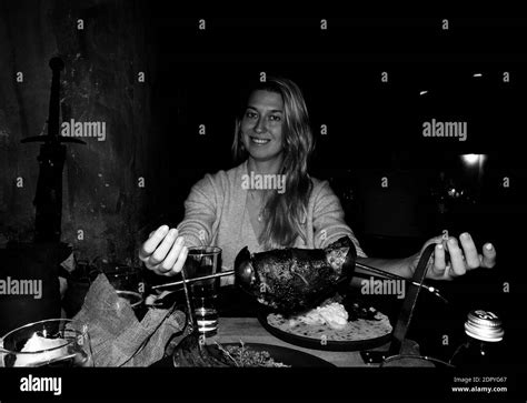Mujer A La Hora De Comer Una Asado En Un Restaurante En Blanco Y Negro Fotografía De Stock Alamy