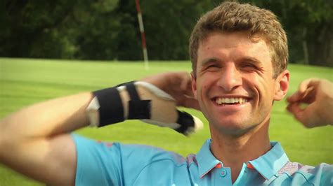 Thomas müller uudelleentwiittasi fc bayern english. YoungWings-Kinder fragen Thomas Müller. - YouTube