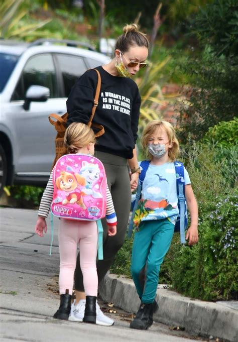 Olivia Wilde in a Black Sweatshirt Takes Her Kids to a Reading Club in 