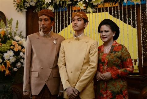 Kawan gnfi, tren fesyen indonesia kekinian beberapa di antaranya mengadaptasi model pakaian tradisional indonesia. 25 Gambar Model Pakaian Adat Laki-laki Jawa Tengah (Solo ...