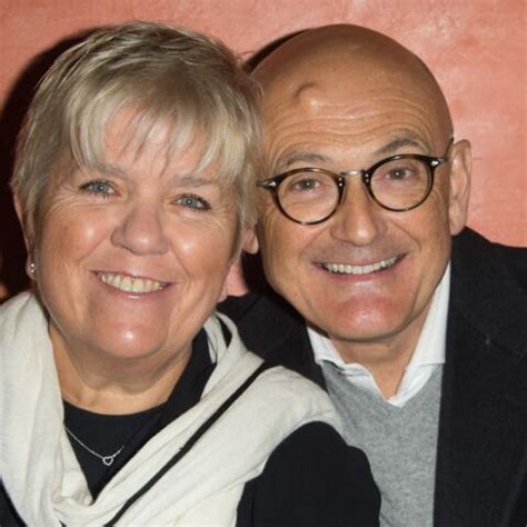 Elle épouse un certain benoist gérard, chef cuisinier devenu vigneron, deux ans après l'avoir fait monter par hasard sur scène pendant son spectacle. Mimie Mathy, ses histoires d'amour désastreuses avant de ...