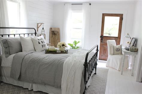 Amazing farmhouse style master bedroom ideas 01. Favorite Farmhouse Feature | Modern farmhouse bedroom ...