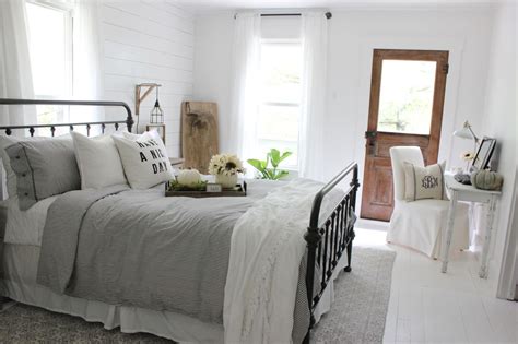 What to put in a farmhouse bedroom for kids? Favorite Farmhouse Feature - Beneath My Heart | Modern ...