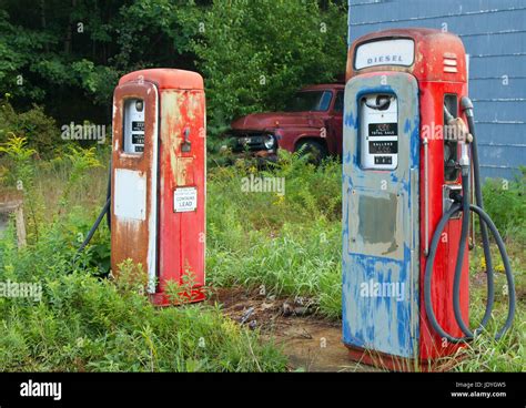 Alte Zapfsäulen an einer verlassenen Tankstelle Stockfotografie Alamy