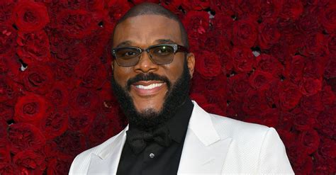 Actor Filmmaker Tyler Perry Pays For Seniors Groceries At 44 Food Stores