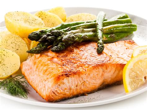El salmón es un pescado contundente y lleno de sabor. Salmón sobre colchón de espárragos | Liliana - Seguí tu receta