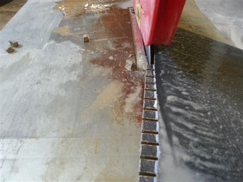 Fliesen könnte man auch mit einer stichsäge schneiden, doch dabei ist vorsicht geboten, denn es lassen sich nicht alle. Fliesen rund schneiden mit Nassschneider - I and DIY ...