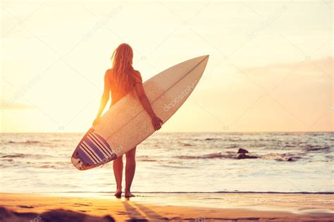 Surfista En La Playa Al Atardecer Foto De Stock EpicStockMedia