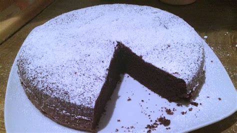 Quando pubblico una ricetta di torta al cioccolato su facebook siete in tantissimi a cliccare sull'iconcina non solo. Torta al cioccolato sofficissima - Ricette Bimby