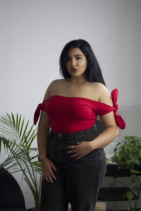 17 Spring Tops For Plus Size Women With Small Boobs — Photos