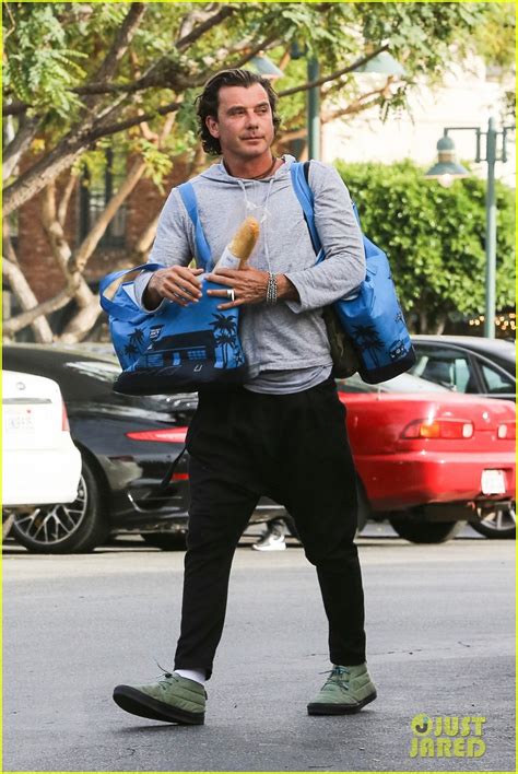 Photo Gavin Rossdale Picks Up A Baguette During Grocery Run 07 Photo