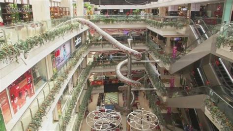 Un Tobogán Gigante Facilita Las Compras En Un Centro Comercial