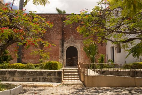 Santa Ana Park Market And Church In The Center Of Mérida