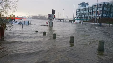 Sturmflut In Bremen Fährverkehr Eingestellt