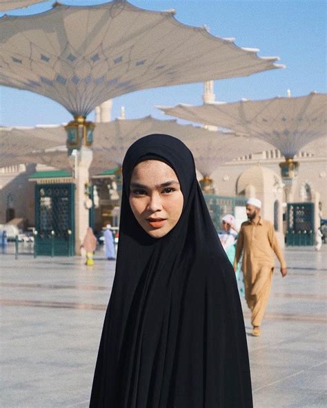 Kompak Banget Febby Rastanty Pergi Umrah Bareng Sivia Azizah