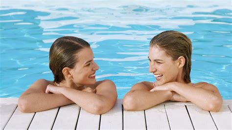 拒绝歧视，巴塞罗那市政府下令：公共泳池必须允许女性“裸泳”