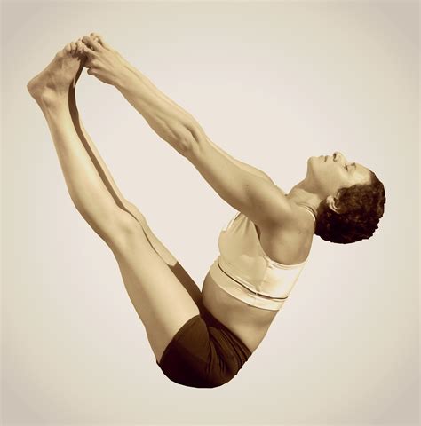 Keep the grounded leg pressing to its max as you lift the other leg. Conciencia Yoga: Asanas: Ubhaya Padangusthasana