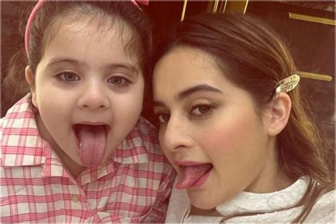 Aiman Khan And Her Daughter Looks Beautiful In Latest Pictures