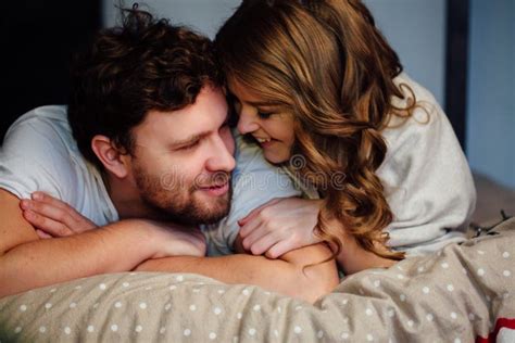 Junge Sexy Paare In Der Liebe Die Im Bett Im Hotel Oben Umfassend Auf Weißen Blättern