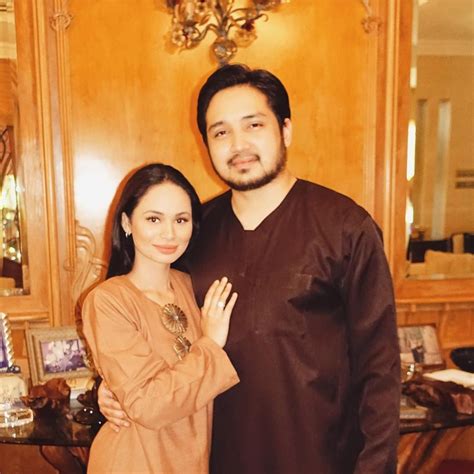Siti nurhaliza menyanyi di majlis persandingan anak datuk k dan anak ds hishammudin.avi. Sorok kandungan selama 6 bulan, Izara Aishah tayang usap ...