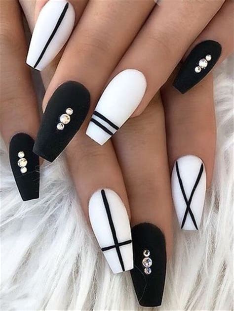 Uñas negras con blanco rojo manicura hermosos diseños de. Las 25 uñas de ataúd acrílicas negras más impresionantes ...